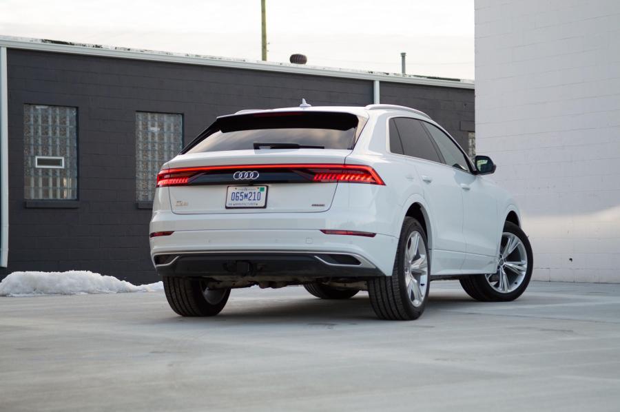  Audi Q8 55 TFSI Quattro 2018 года  (NA) (фото 2 из 32)